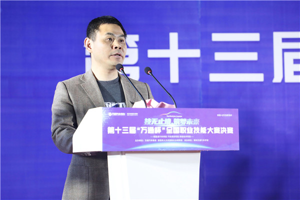 中國汽車工程學(xué)會特聘專家、江蘇省教育廳汽車首席專家、第十三屆“萬通杯”全國職業(yè)技能大賽總裁判長李東江.jpg