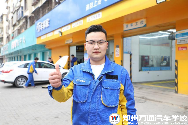 從普通學(xué)生到門店店長,掌握專業(yè)技能,萬通學(xué)子憑借實力立足職場